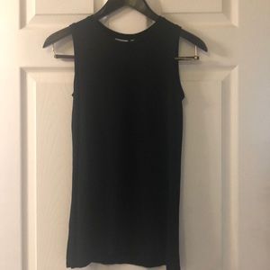 Black sleeveless muscle tee tank top